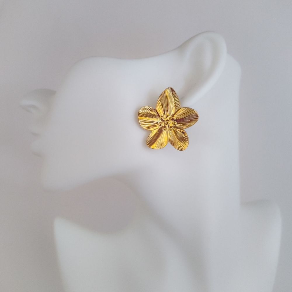 Fun! Flower Goldtone Earrings New! No Tags